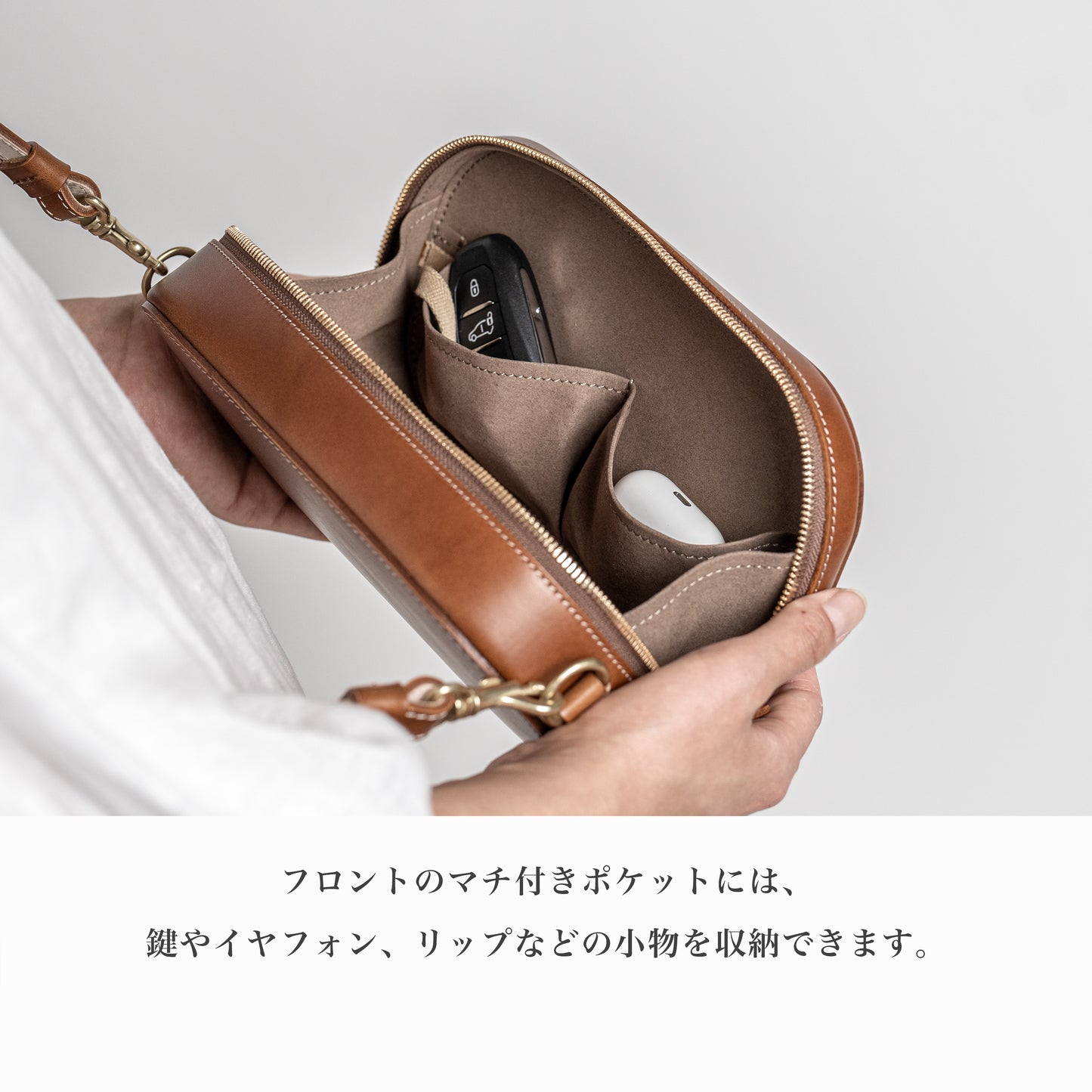 木型でかたちづくるレザーポシェット ブラック