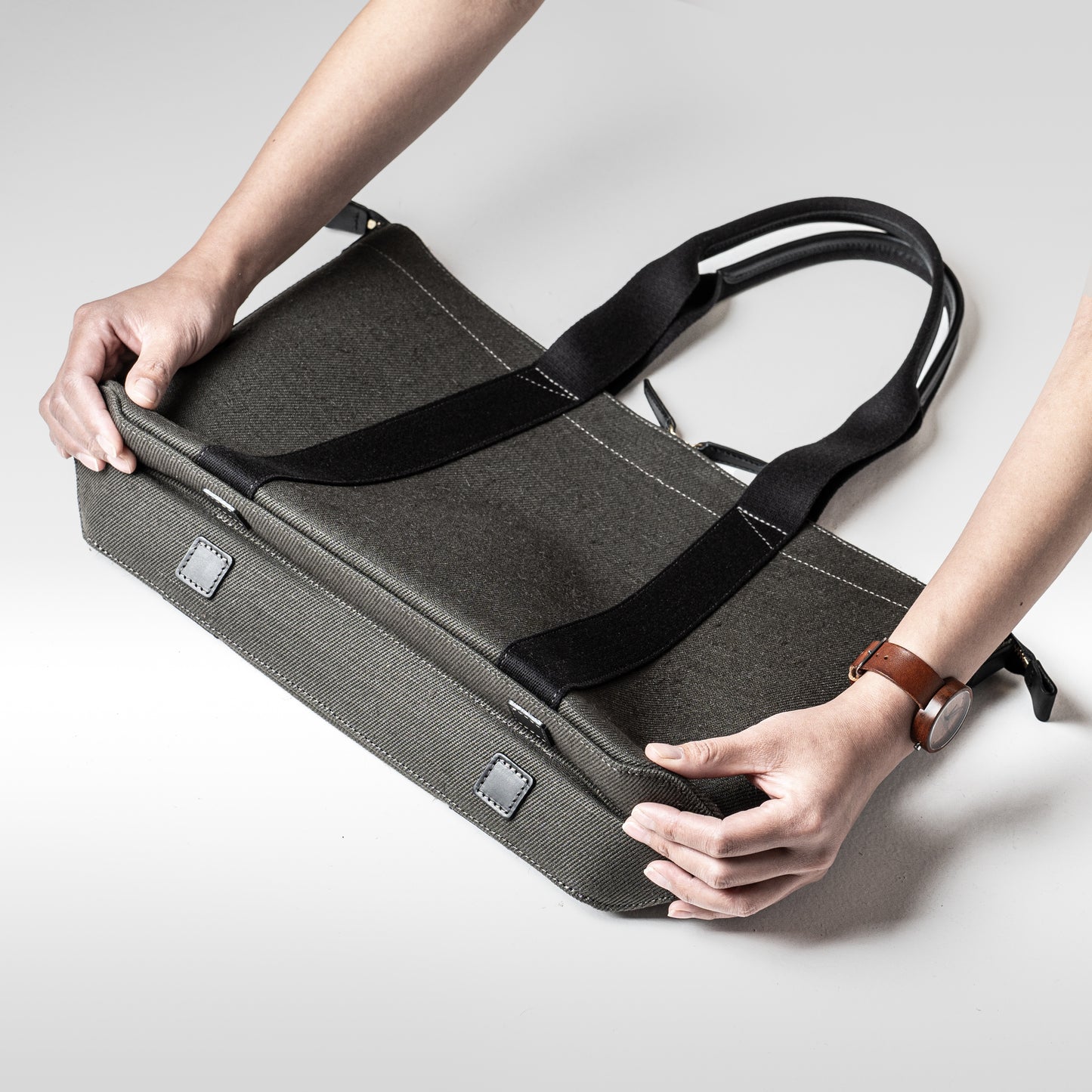 倉敷の綿麻帆布とヌメ革で仕立てた 丈夫で軽量なトートA4 <カーキ khaki>