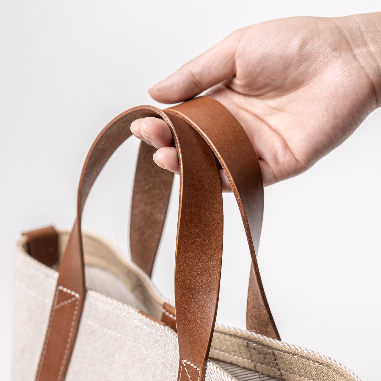 <2サイズ>レザーハンドル 倉敷の綿麻帆布とヌメ革で仕立てた 丈夫で軽量なトート <生成り ecru>