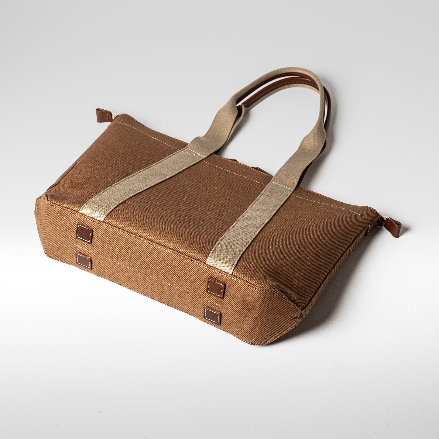 倉敷の綿麻帆布とヌメ革で仕立てた 丈夫で軽量なトートA4 <キャメル camel>