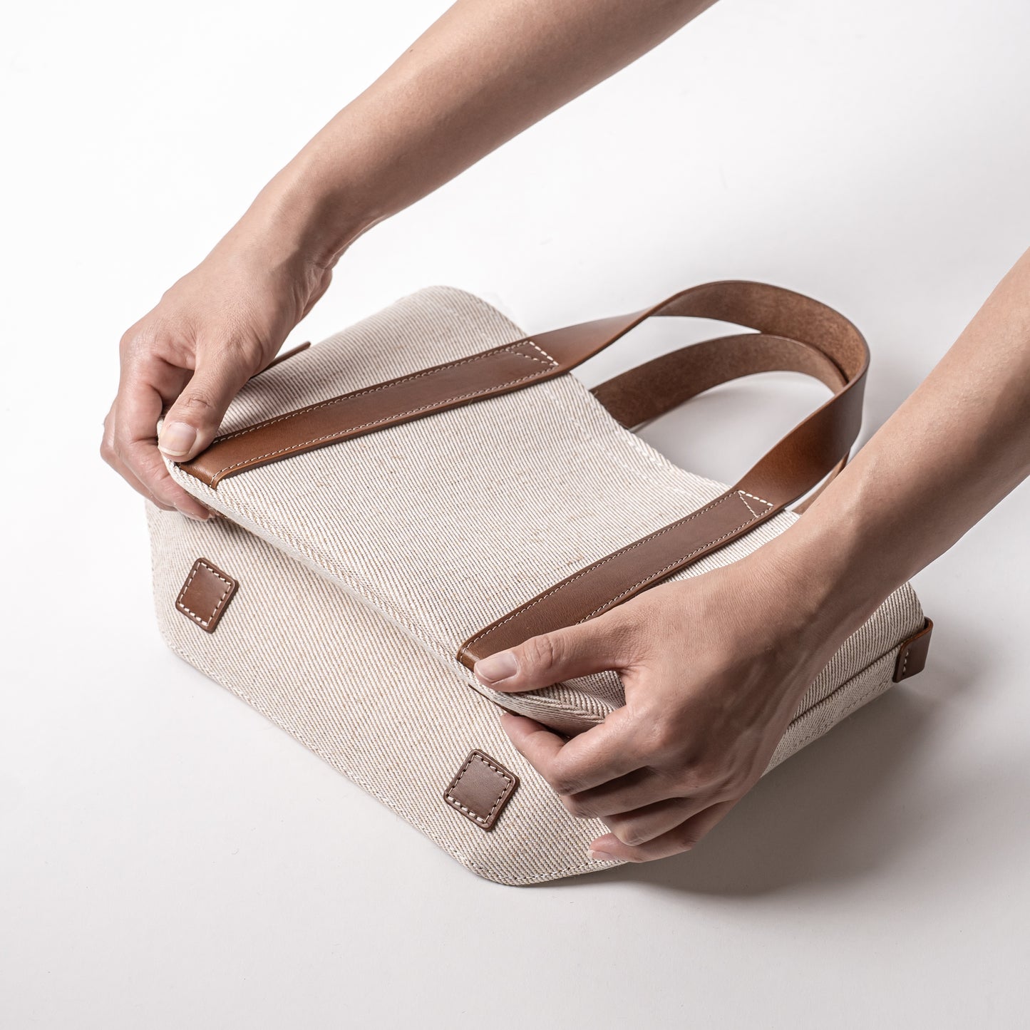 <2サイズ>レザーハンドル 倉敷の綿麻帆布とヌメ革で仕立てた 丈夫で軽量なトート <生成り ecru>