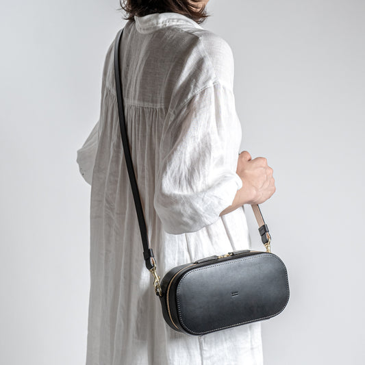 木型でかたちづくるレザーポシェット ブラック