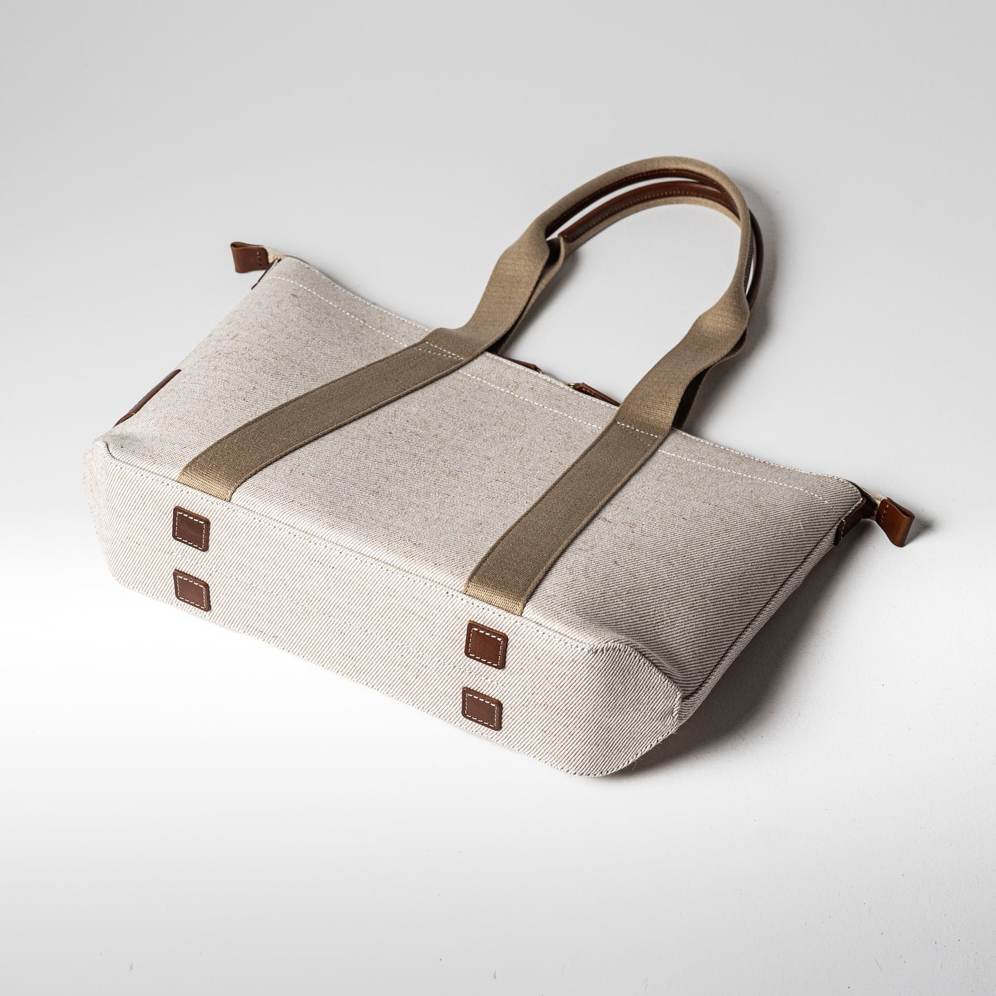 倉敷の綿麻帆布とヌメ革で仕立てた 丈夫で軽量なトートA4 <生成り ecru>