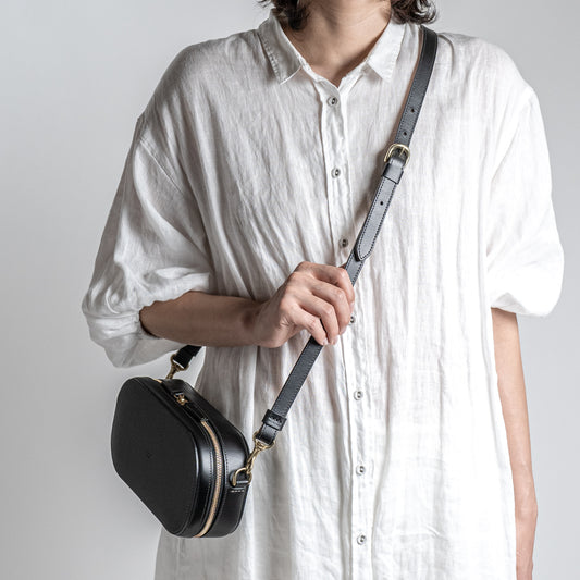 木型でかたちづくるレザーポシェット ブラック