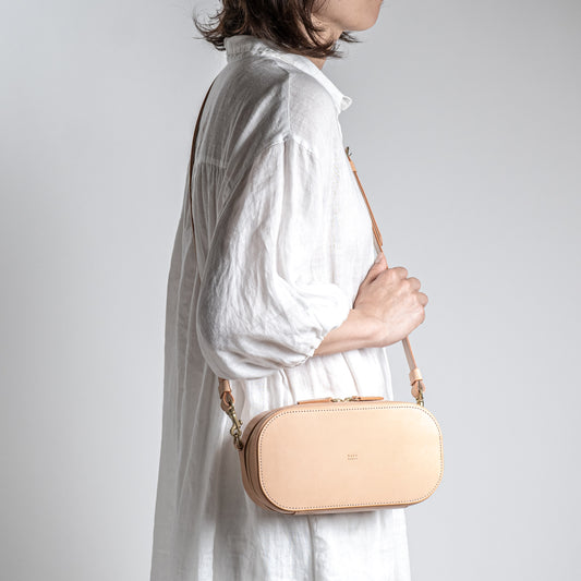 木型でかたちづくるレザーポシェット ヌメ