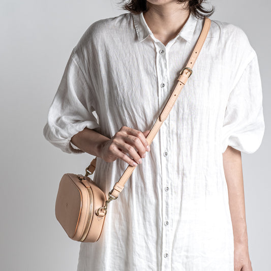 木型でかたちづくるレザーポシェット ヌメ