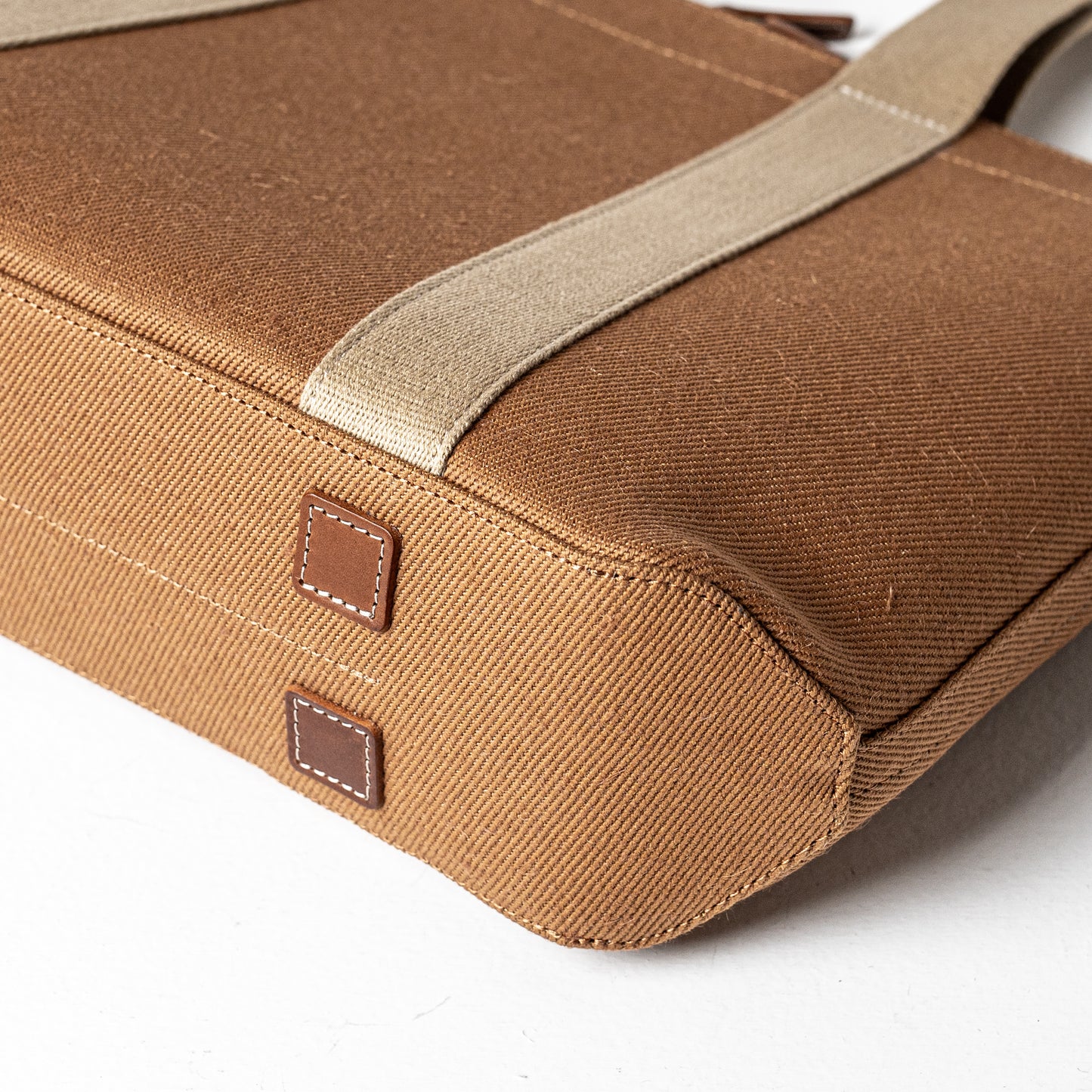 倉敷の綿麻帆布とヌメ革で仕立てた 丈夫で軽量なトートA4 <キャメル camel>
