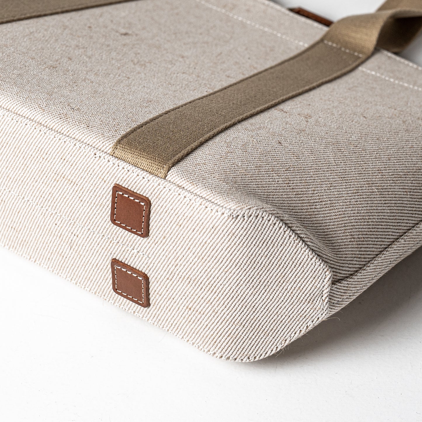 倉敷の綿麻帆布とヌメ革で仕立てた 丈夫で軽量なトートA4 <生成り ecru>