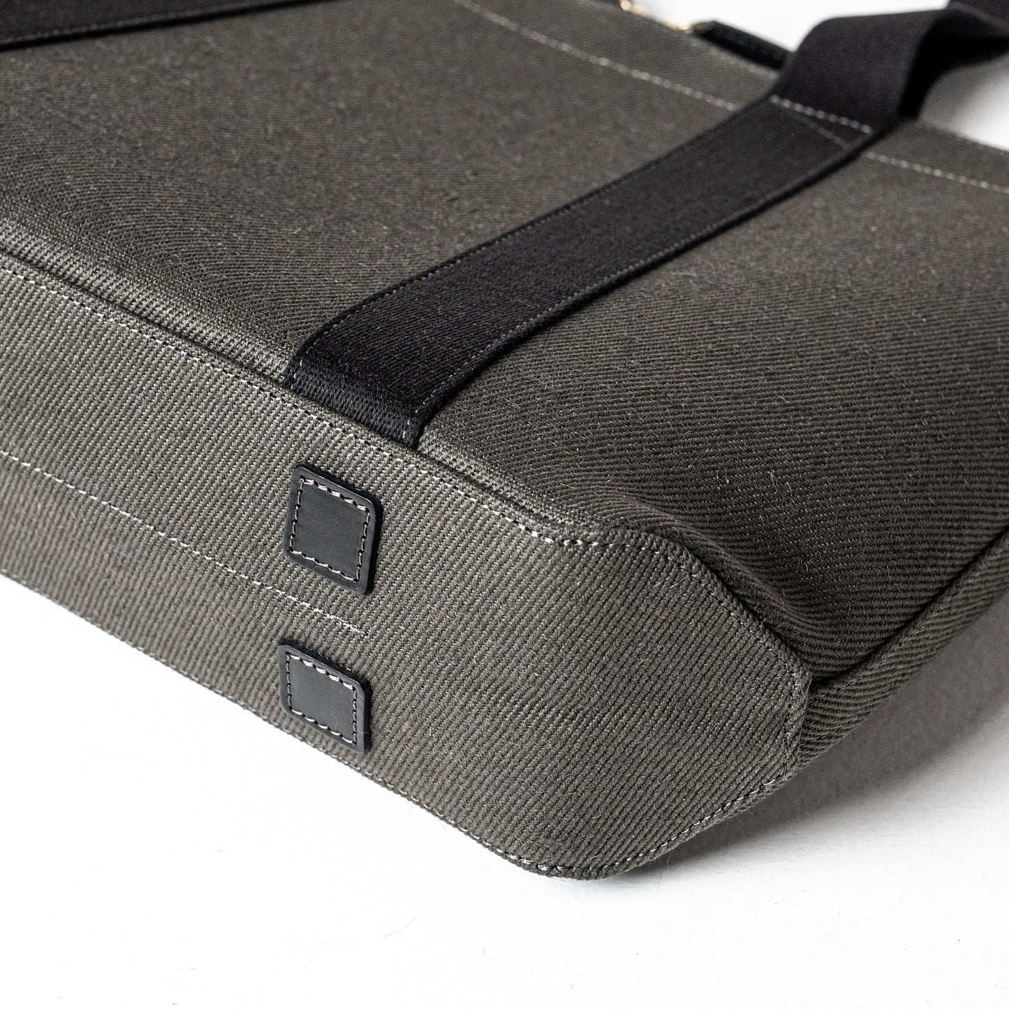 倉敷の綿麻帆布とヌメ革で仕立てた 丈夫で軽量なトートA4 <カーキ khaki>