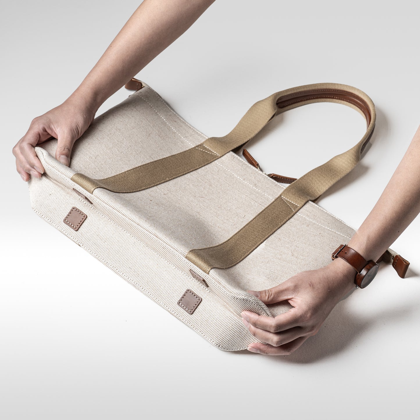 倉敷の綿麻帆布とヌメ革で仕立てた 丈夫で軽量なトートA4 <生成り ecru>