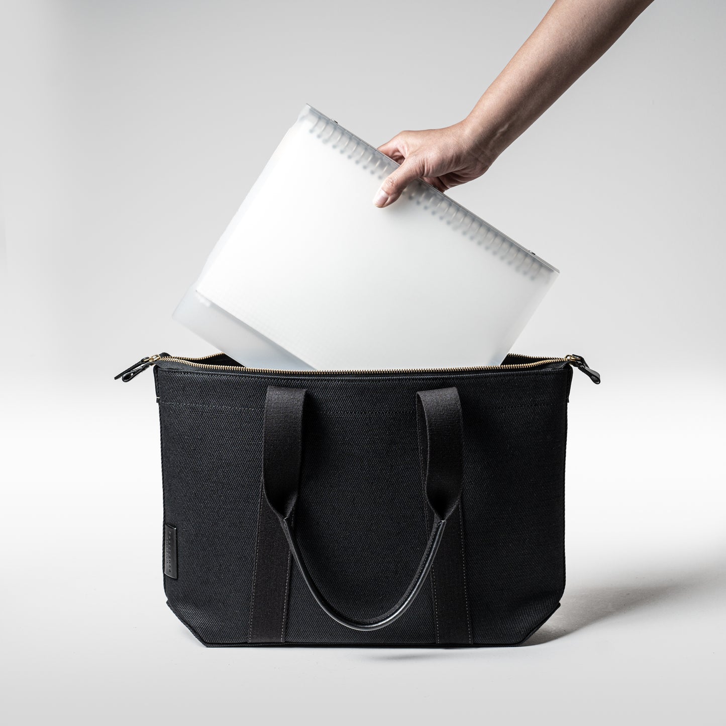 倉敷の綿麻帆布とヌメ革で仕立てた 丈夫で軽量なトートA4 <ブラック black>