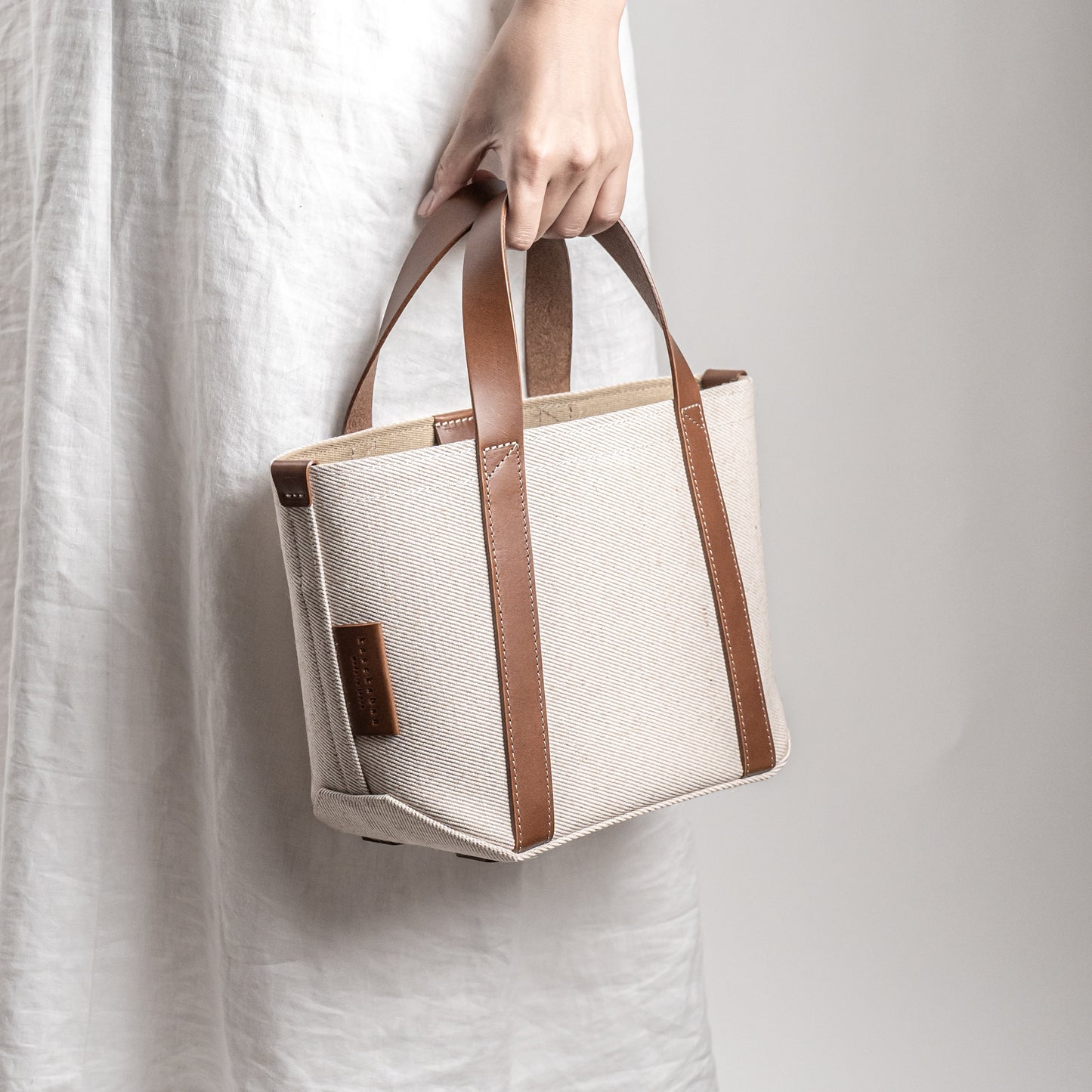 <2サイズ>レザーハンドル 倉敷の綿麻帆布とヌメ革で仕立てた 丈夫で軽量なトート <生成り ecru>