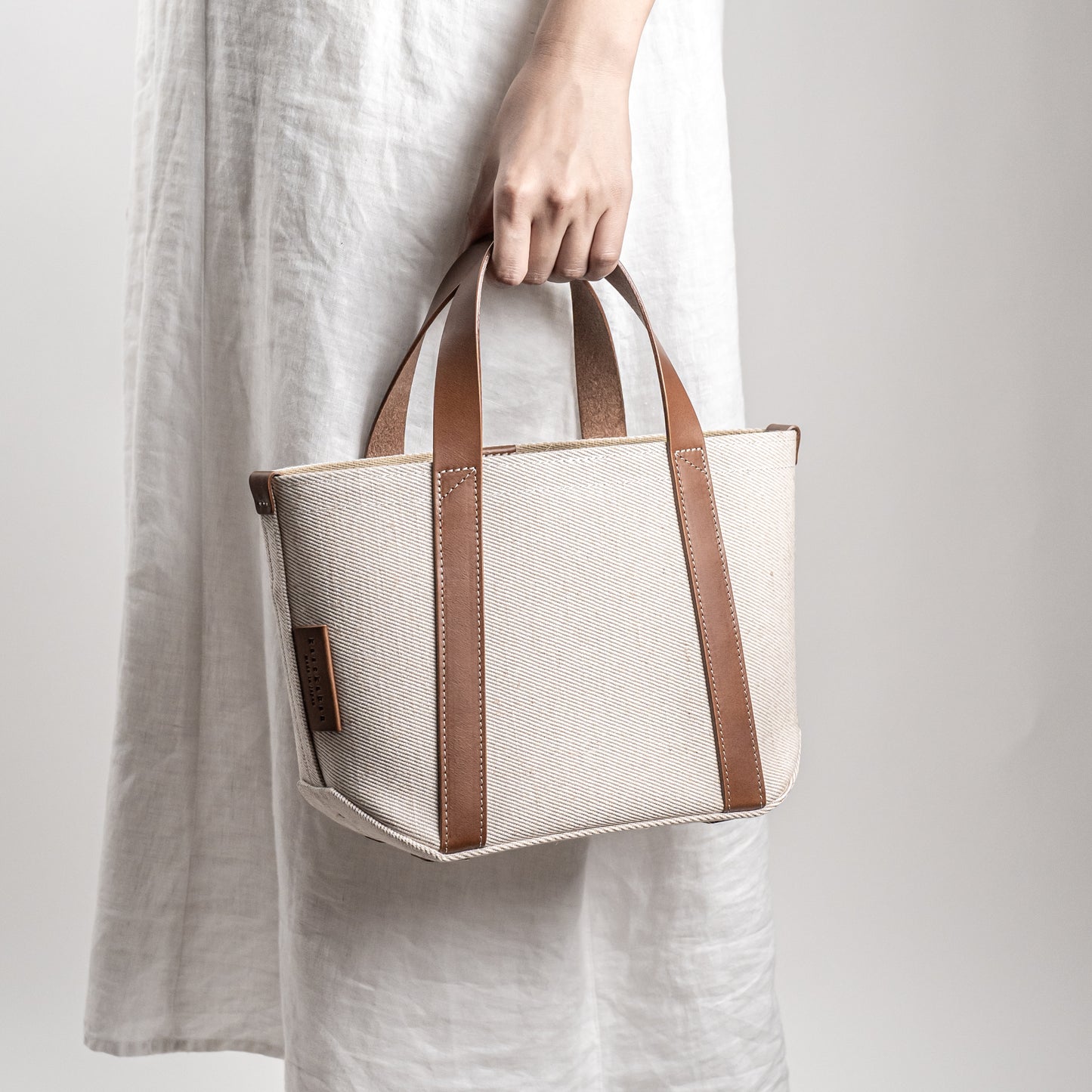 <2サイズ>レザーハンドル 倉敷の綿麻帆布とヌメ革で仕立てた 丈夫で軽量なトート <生成り ecru>
