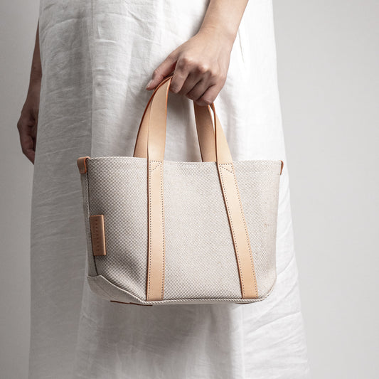 レザーハンドル 倉敷の綿麻帆布とヌメ革で仕立てた 丈夫な軽量トートS <生成り ecru>