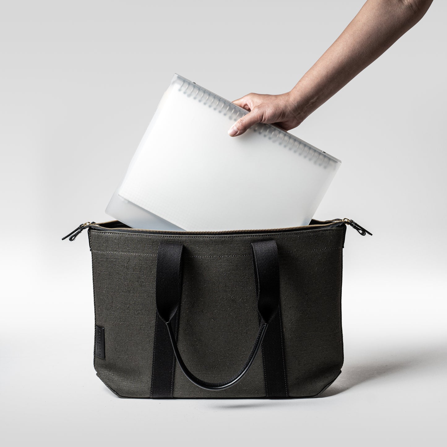 倉敷の綿麻帆布とヌメ革で仕立てた 丈夫で軽量なトートA4 <カーキ khaki>