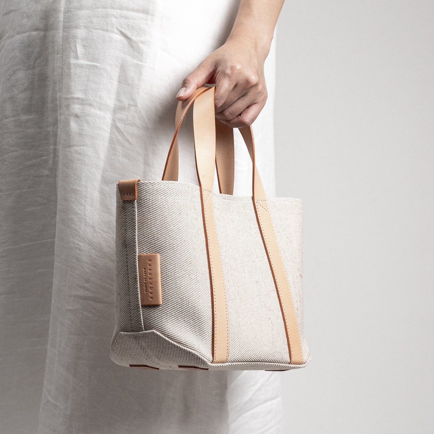 レザーハンドル 倉敷の綿麻帆布とヌメ革で仕立てた 丈夫な軽量トートS <生成り ecru>