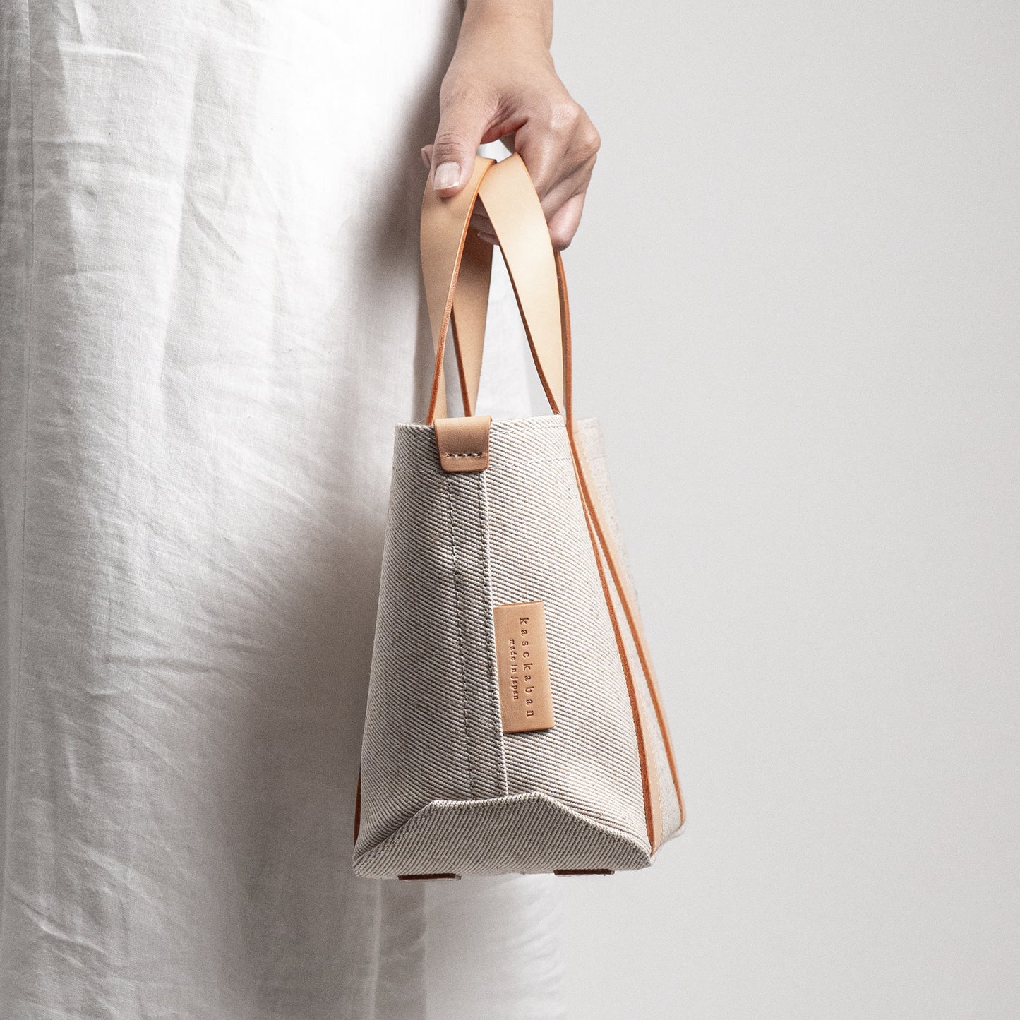 レザーハンドル 倉敷の綿麻帆布とヌメ革で仕立てた 丈夫な軽量トートS <生成り ecru>