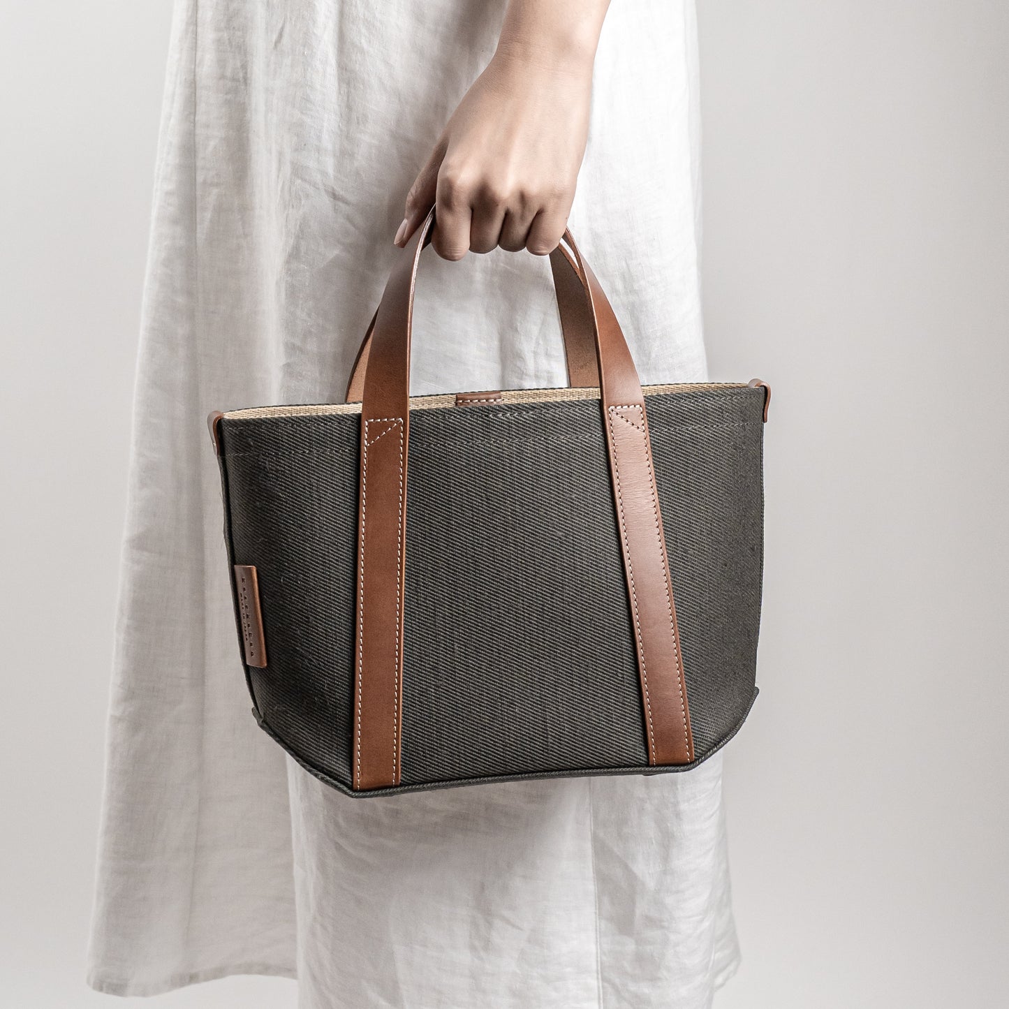 <2サイズ>レザーハンドル 倉敷の綿麻帆布とヌメ革で仕立てた 丈夫で軽量なトート<カーキ khaki>
