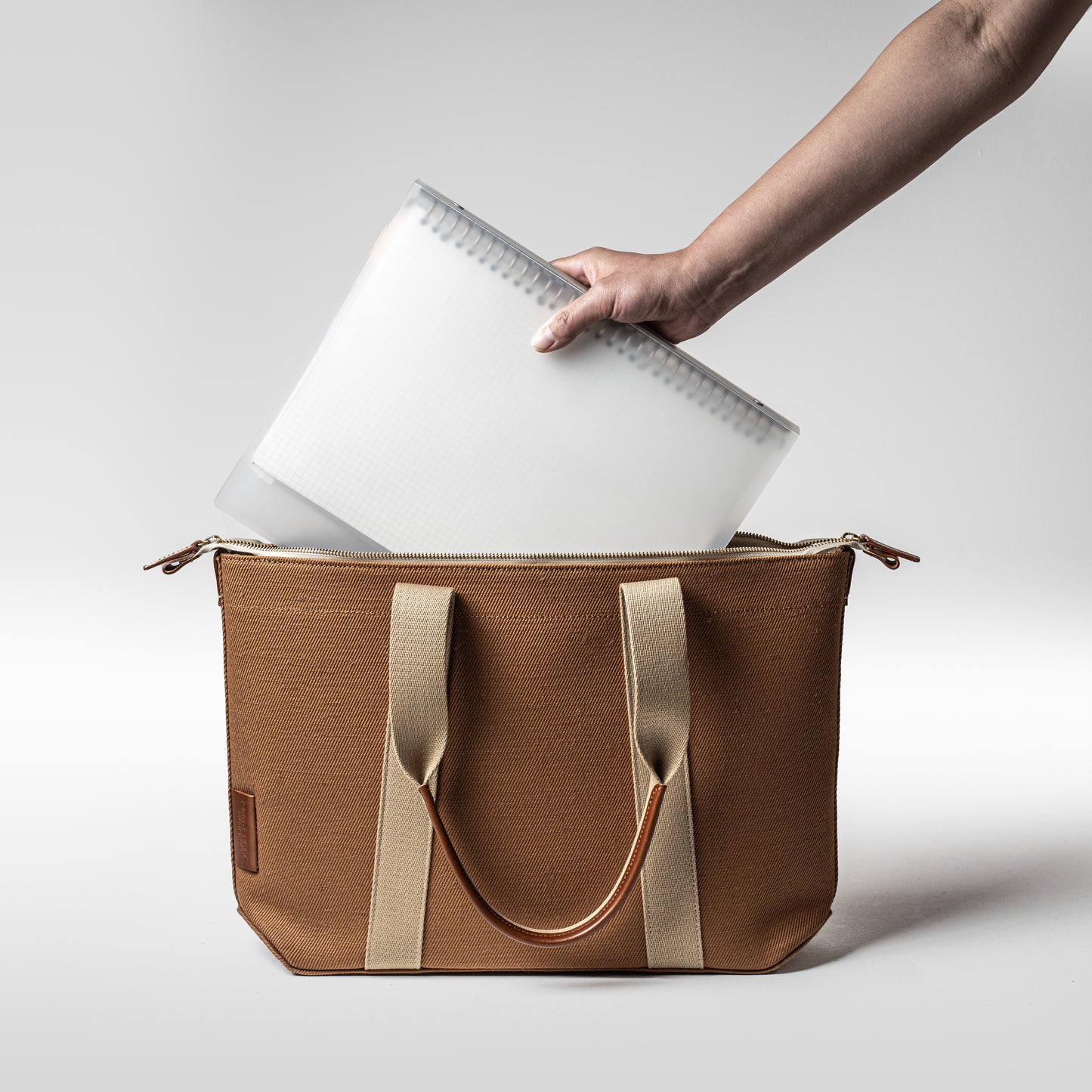 倉敷の綿麻帆布とヌメ革で仕立てた 丈夫で軽量なトートA4 <キャメル camel>