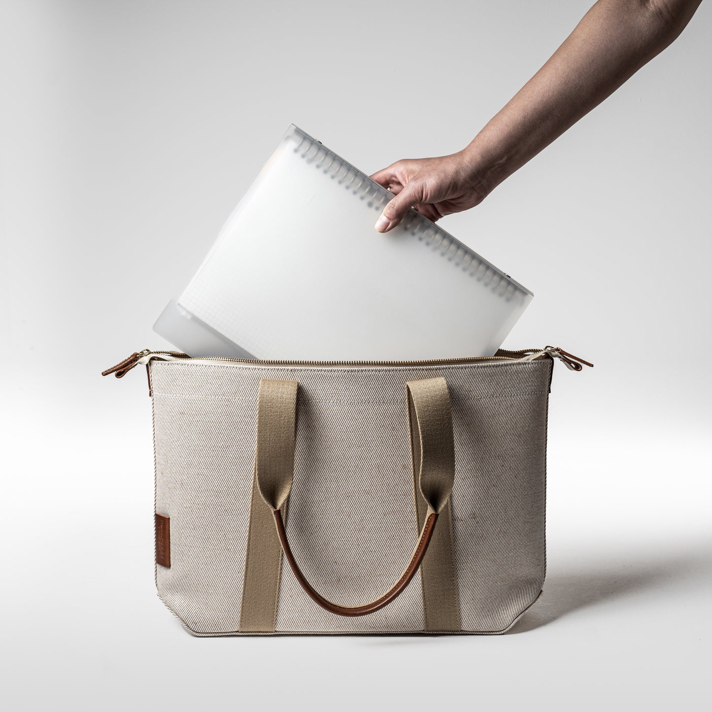 倉敷の綿麻帆布とヌメ革で仕立てた 丈夫で軽量なトートA4 <生成り ecru>