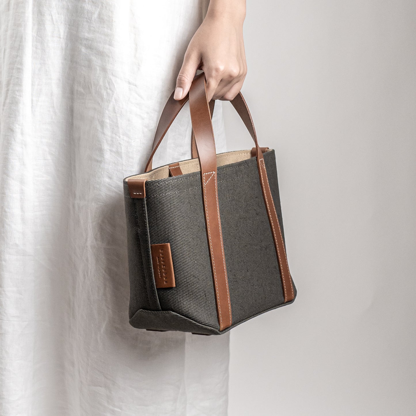 <2サイズ>レザーハンドル 倉敷の綿麻帆布とヌメ革で仕立てた 丈夫で軽量なトート<カーキ khaki>