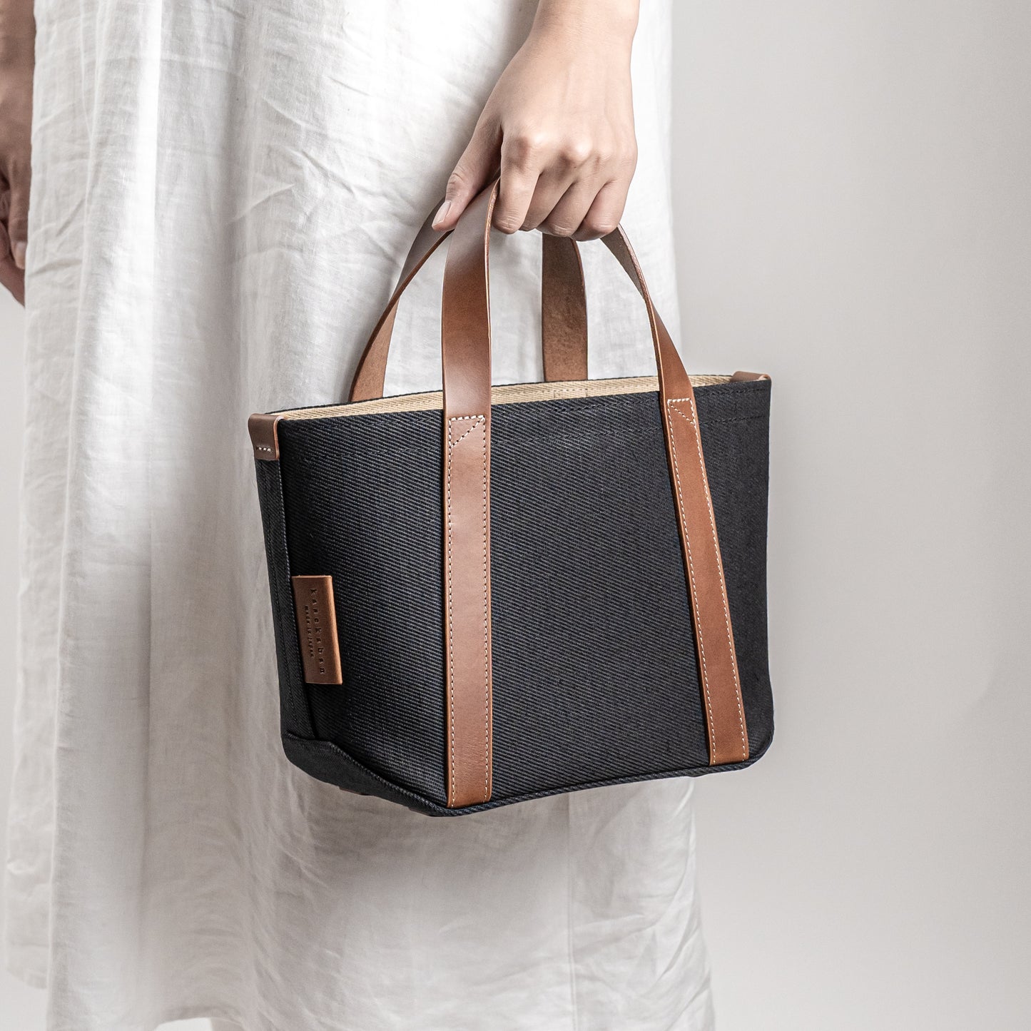<2サイズ>レザーハンドル 倉敷の綿麻帆布とヌメ革で仕立てた 丈夫で軽量なトート <ブラック black>