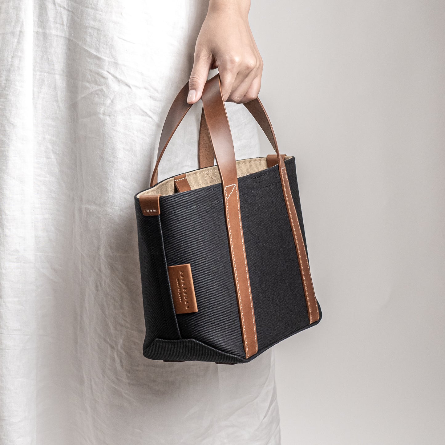 <2サイズ>レザーハンドル 倉敷の綿麻帆布とヌメ革で仕立てた 丈夫で軽量なトート <ブラック black>