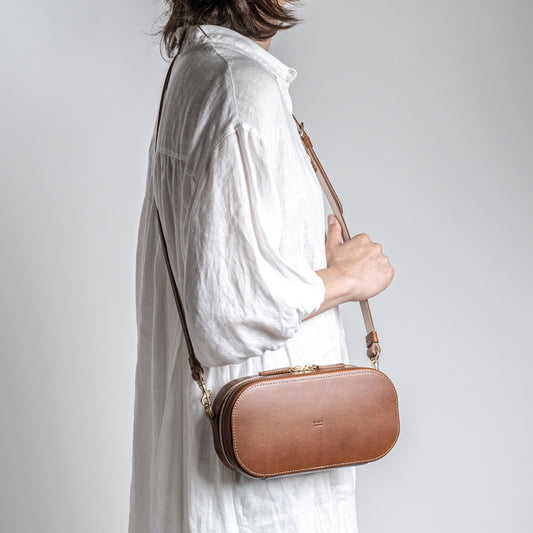 木型でかたちづくるレザーポシェット ブラウン