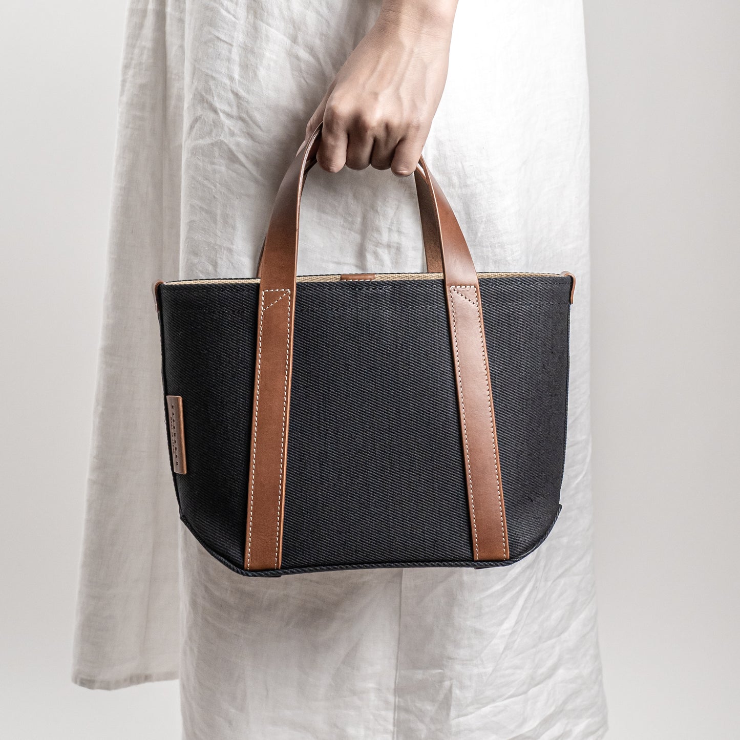 <2サイズ>レザーハンドル 倉敷の綿麻帆布とヌメ革で仕立てた 丈夫で軽量なトート <ブラック black>