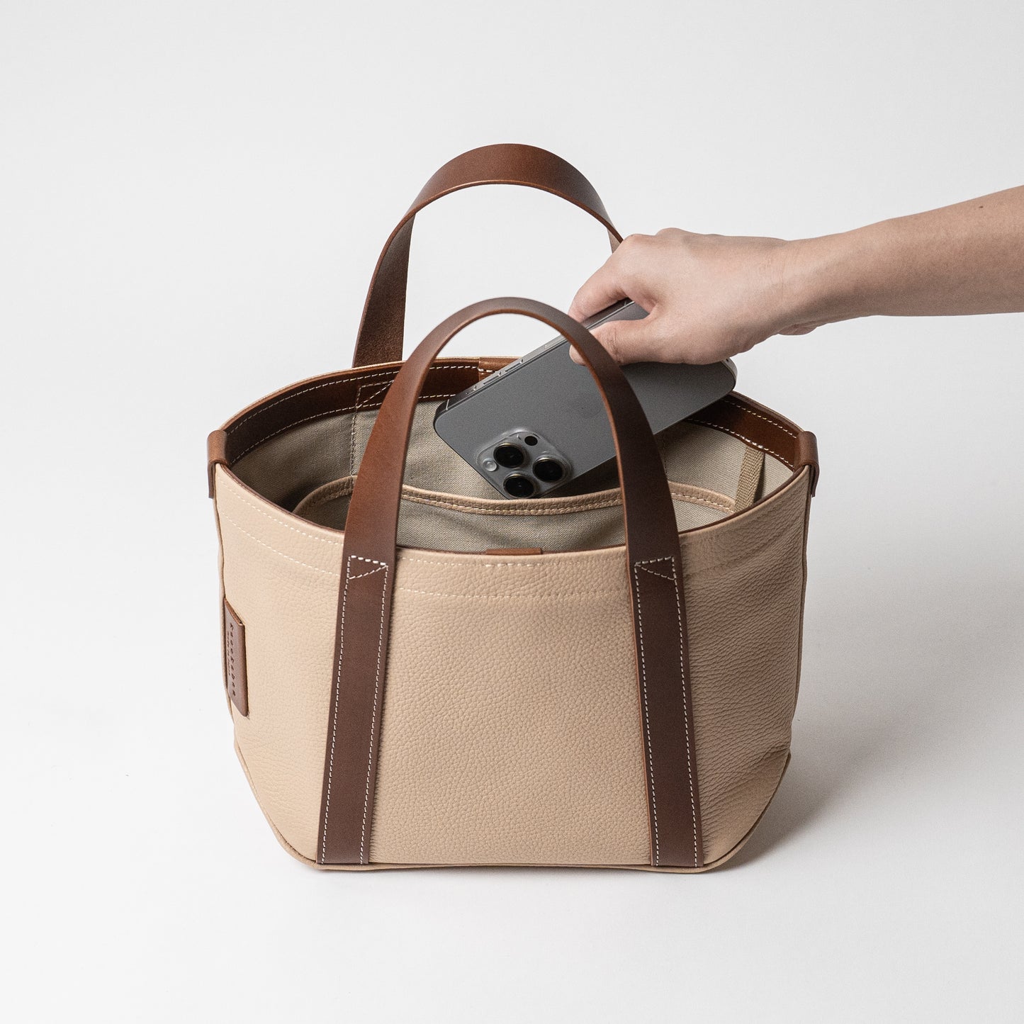 イタリア製レザーで仕立てた軽くて丈夫なトートS <オフホワイト off-white>