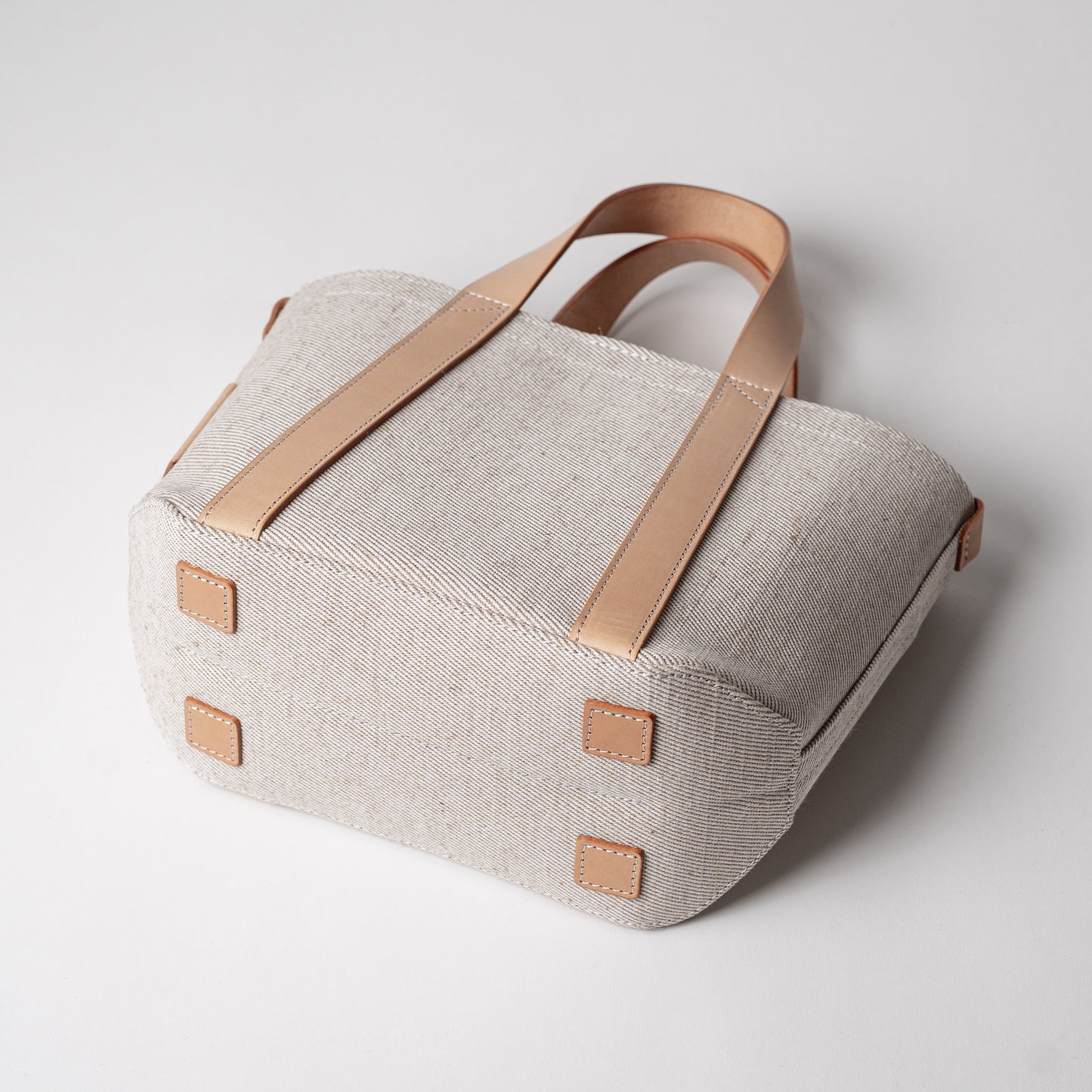 レザーハンドル 倉敷の綿麻帆布とヌメ革で仕立てた 丈夫な軽量トートS <生成り ecru>