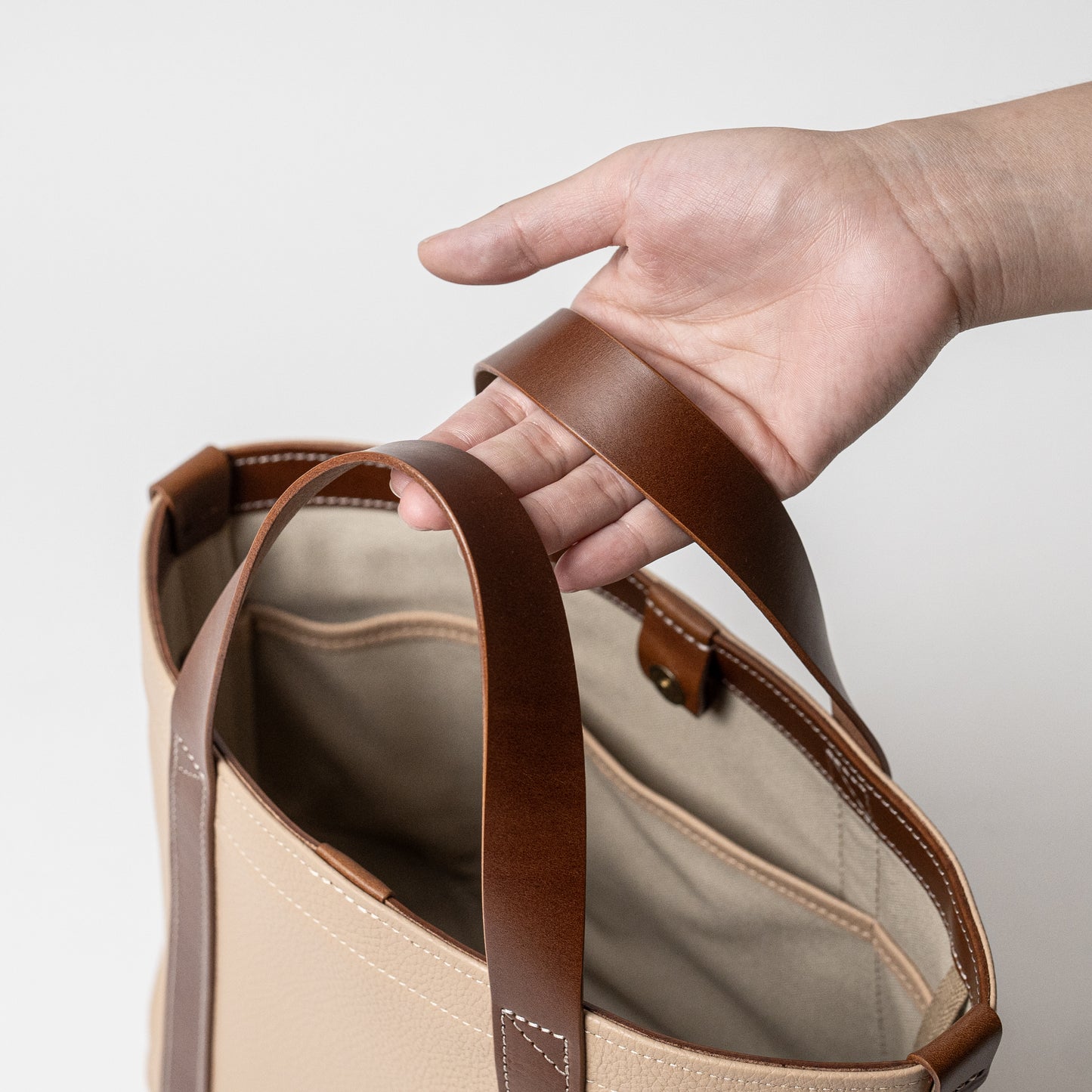 イタリア製レザーで仕立てた軽くて丈夫なトートS <オフホワイト off-white>