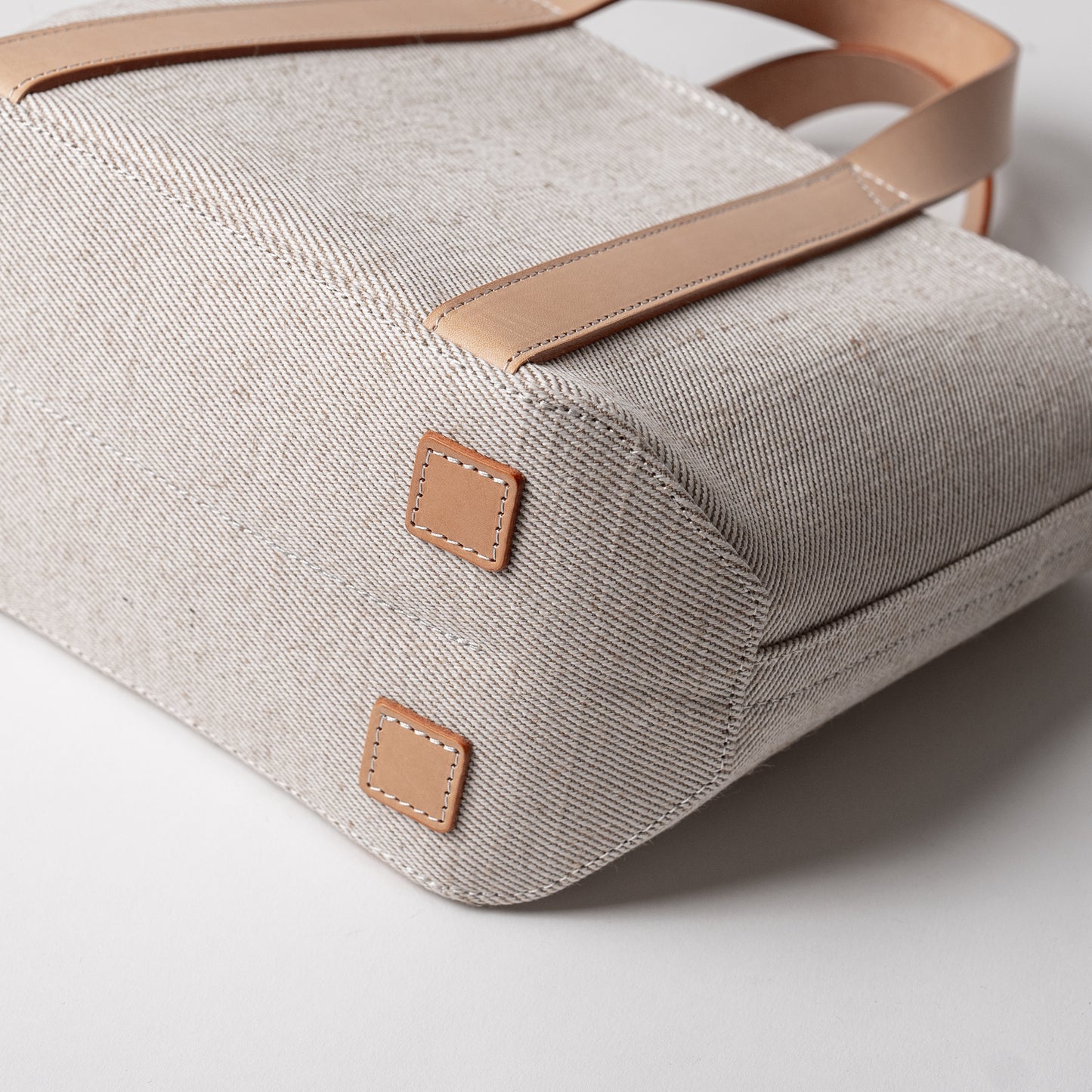 レザーハンドル 倉敷の綿麻帆布とヌメ革で仕立てた 丈夫な軽量トートS <生成り ecru>