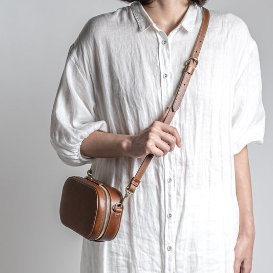 木型でかたちづくるレザーポシェット ブラウン