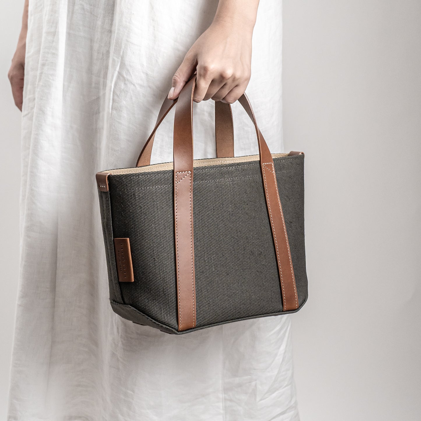 <2サイズ>レザーハンドル 倉敷の綿麻帆布とヌメ革で仕立てた 丈夫で軽量なトート<カーキ khaki>
