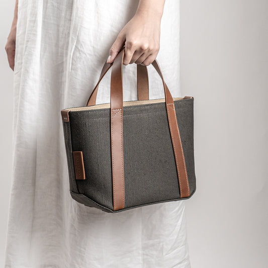 <2サイズ>レザーハンドル 倉敷の綿麻帆布とヌメ革で仕立てた 丈夫で軽量なトート<カーキ khaki>