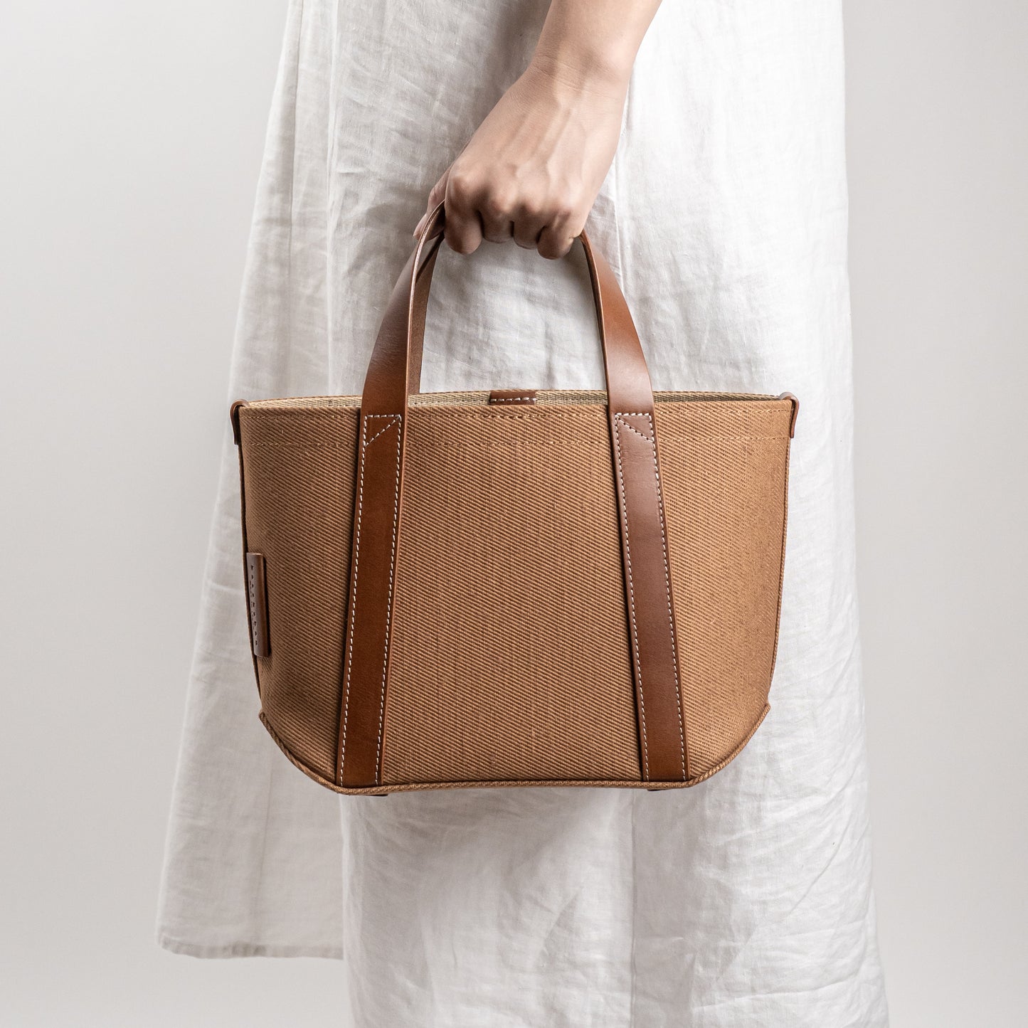 <2サイズ>レザーハンドル 倉敷の綿麻帆布とヌメ革で仕立てた 丈夫で軽量なトート<キャメル camel>