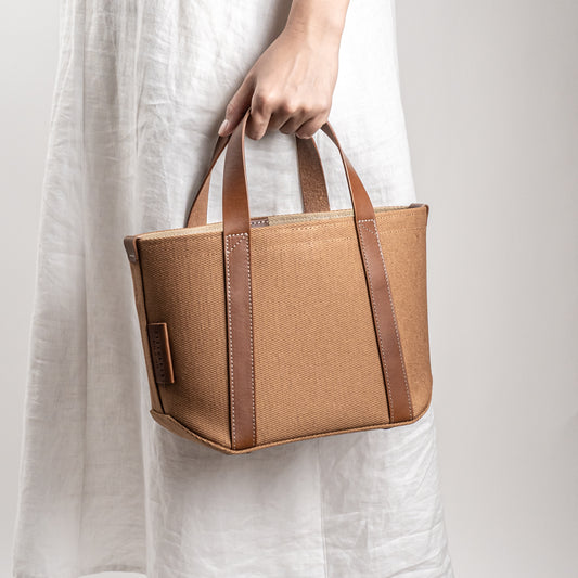<2サイズ>レザーハンドル 倉敷の綿麻帆布とヌメ革で仕立てた 丈夫で軽量なトート<キャメル camel>