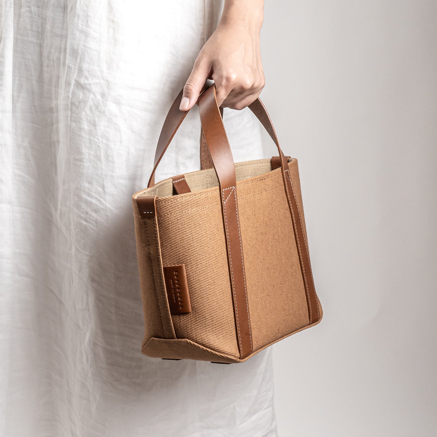 <2サイズ>レザーハンドル 倉敷の綿麻帆布とヌメ革で仕立てた 丈夫で軽量なトート<キャメル camel>