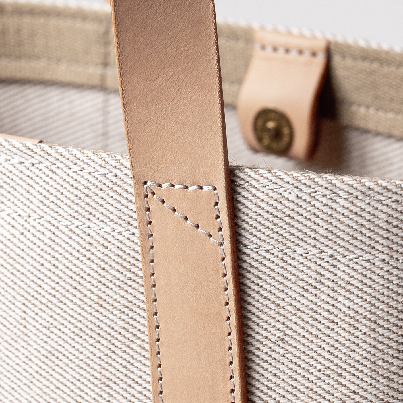 レザーハンドル 倉敷の綿麻帆布とヌメ革で仕立てた 丈夫な軽量トートS <生成り ecru>