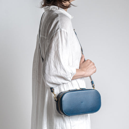 木型でかたちづくるレザーポシェット ブルー