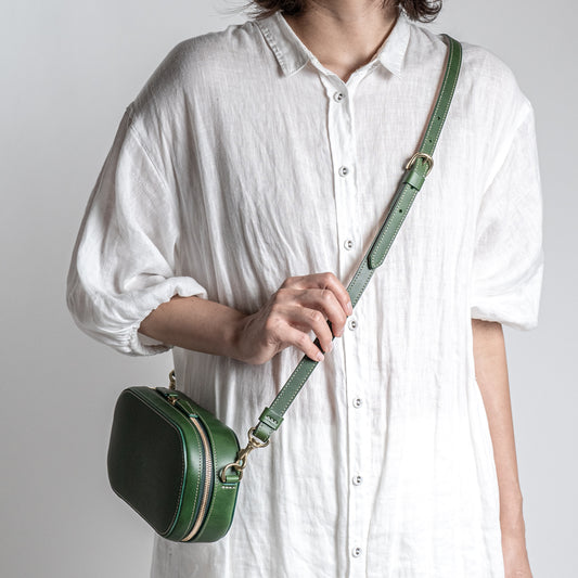 木型でかたちづくるレザーポシェット グリーン