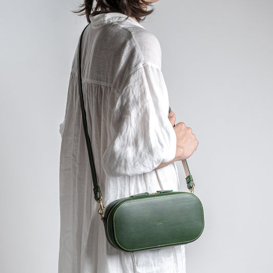 木型でかたちづくるレザーポシェット グリーン