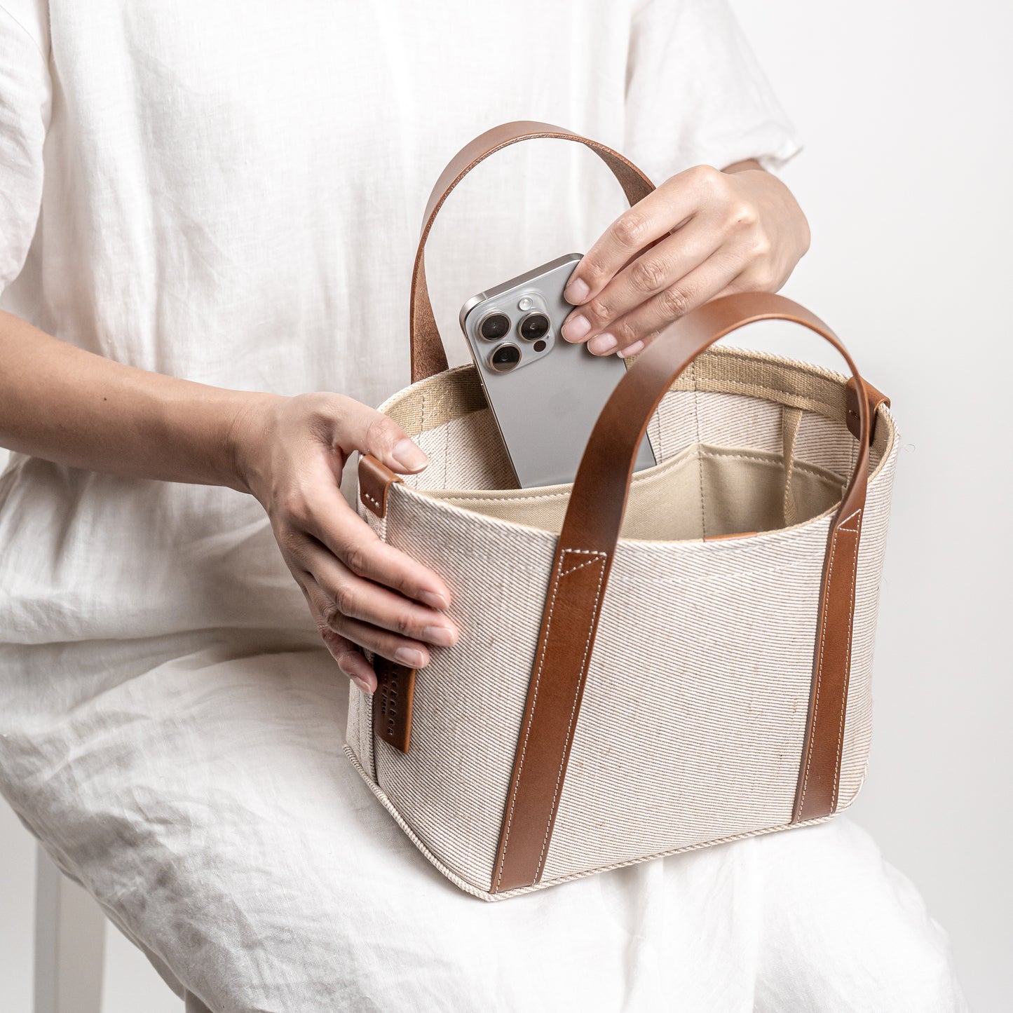 <2サイズ>レザーハンドル 倉敷の綿麻帆布とヌメ革で仕立てた 丈夫で軽量なトート <生成り ecru>