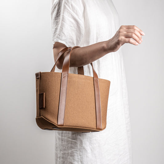 <2サイズ>レザーハンドル 倉敷の綿麻帆布とヌメ革で仕立てた 丈夫で軽量なトート<キャメル camel>