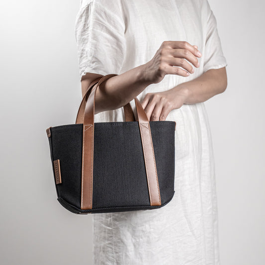 <2サイズ>レザーハンドル 倉敷の綿麻帆布とヌメ革で仕立てた 丈夫で軽量なトート <ブラック black>
