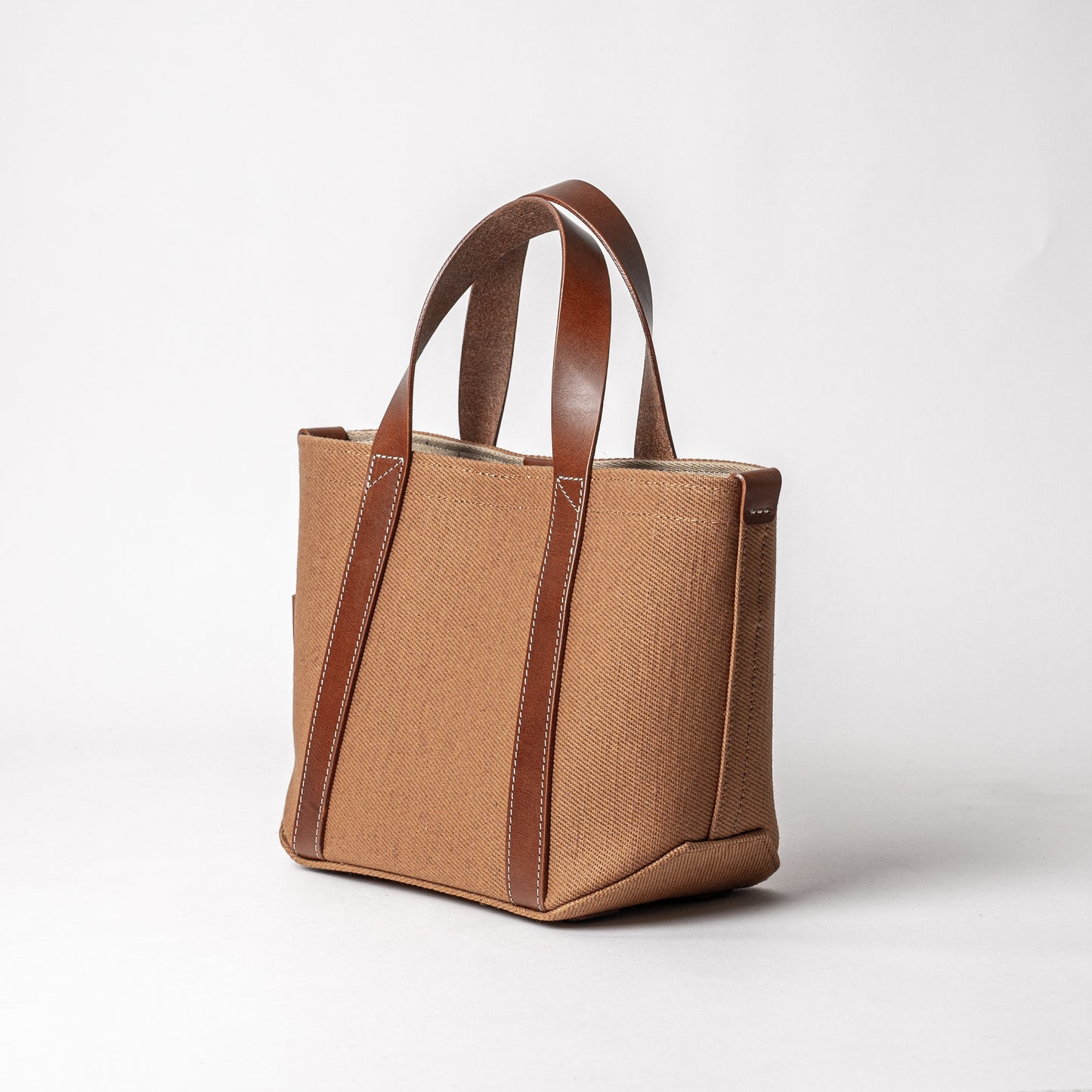 <2サイズ>レザーハンドル 倉敷の綿麻帆布とヌメ革で仕立てた 丈夫で軽量なトート<キャメル camel>