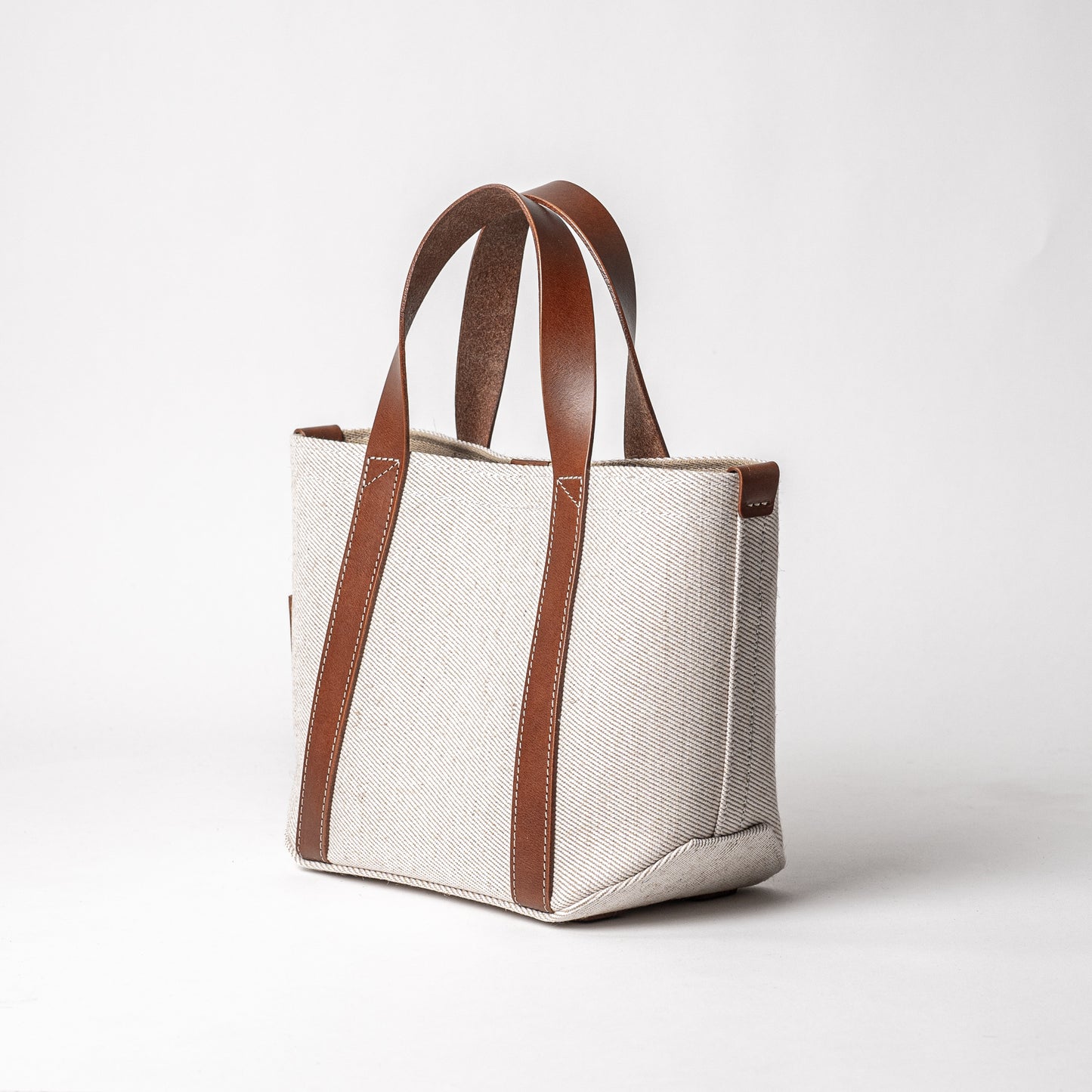 <2サイズ>レザーハンドル 倉敷の綿麻帆布とヌメ革で仕立てた 丈夫で軽量なトート <生成り ecru>