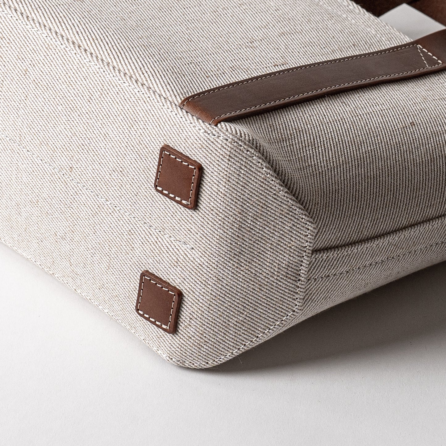 <2サイズ>レザーハンドル 倉敷の綿麻帆布とヌメ革で仕立てた 丈夫で軽量なトート <生成り ecru>