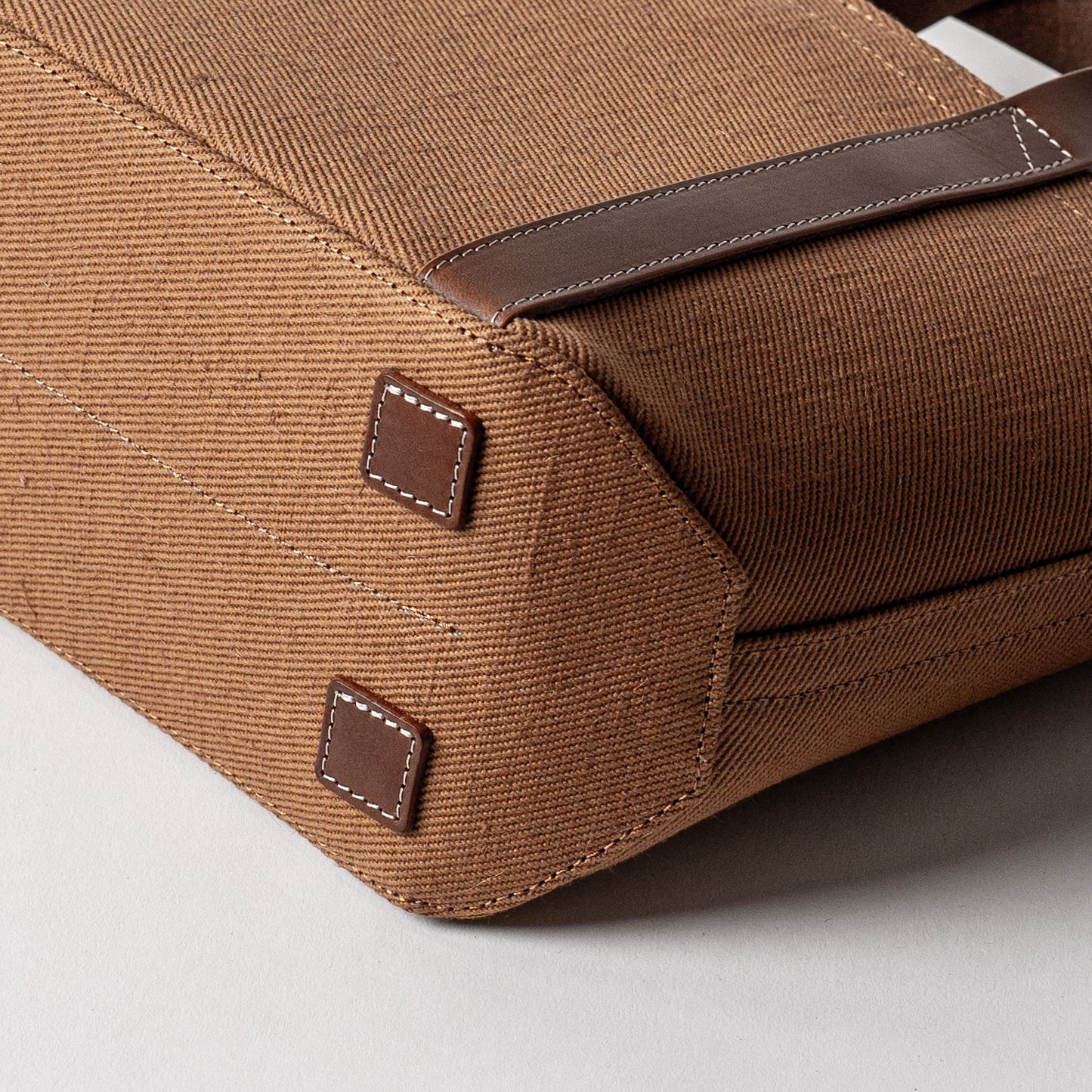 <2サイズ>レザーハンドル 倉敷の綿麻帆布とヌメ革で仕立てた 丈夫で軽量なトート<キャメル camel>